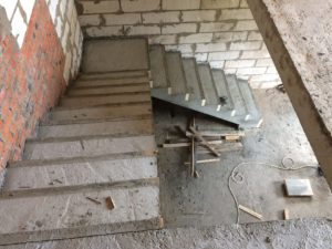 Поворотная бетонная лестница